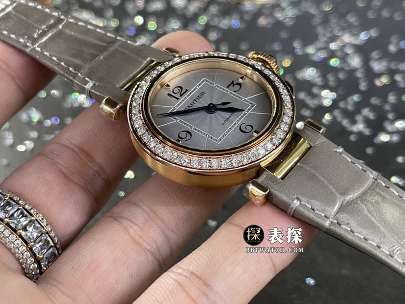 卡地亚帕莎真金真钻定制一比一超A高仿手表女士白盘镶钻皮带款侧面实拍图