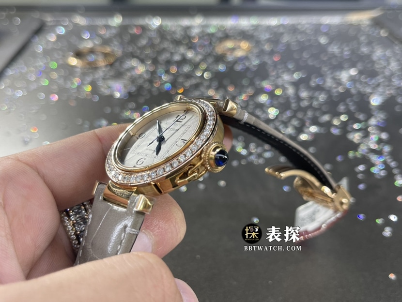 卡地亚帕莎真金真钻定制一比一超A高仿手表女士白盘镶钻皮带款侧面实拍图