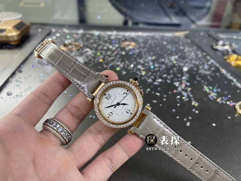 卡地亚帕莎真金真钻定制一比一超A高仿手表女士白盘镶钻皮带款正面实拍图