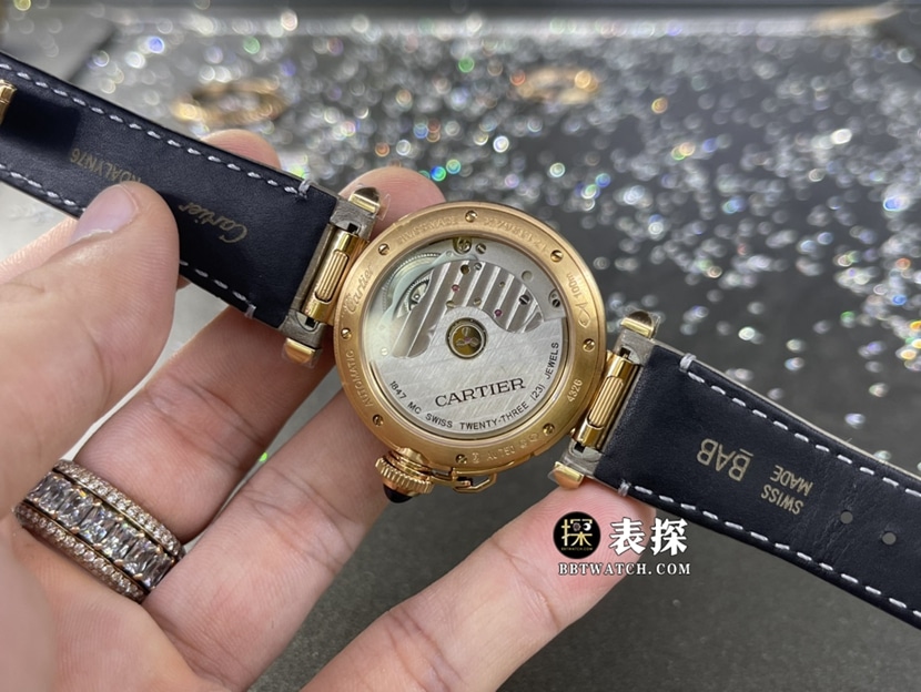 卡地亚帕莎真金真钻定制一比一超A高仿手表女士白盘镶钻皮带款背面实拍图