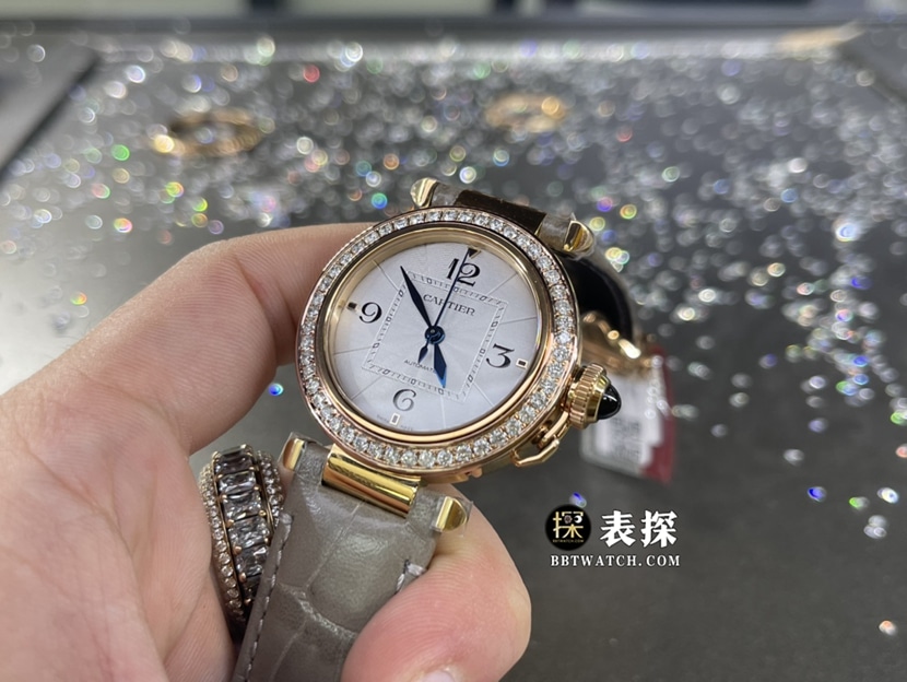 卡地亚帕莎真金真钻定制一比一超A高仿手表女士白盘镶钻皮带款正面实拍图