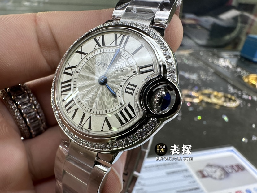 卡地亚蓝气球真金真钻定制超A高仿手表女士白盘镶钻钢带款侧面实拍图