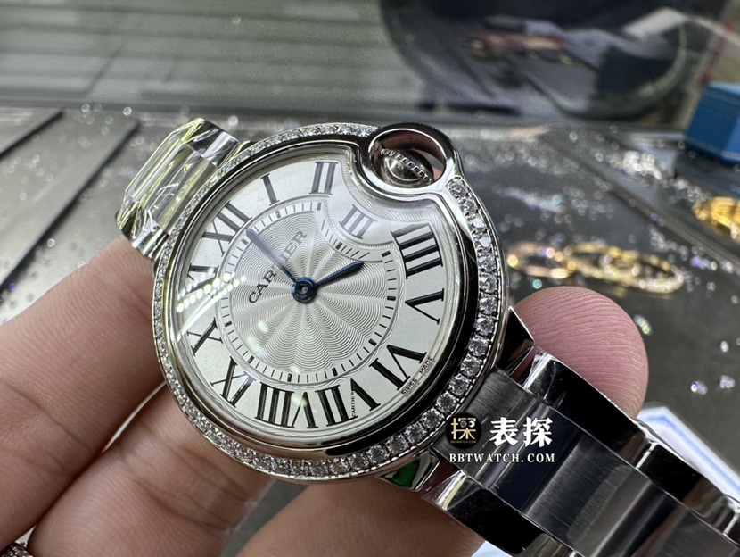 卡地亚蓝气球真金真钻定制超A高仿手表女士白盘镶钻钢带款侧面实拍图