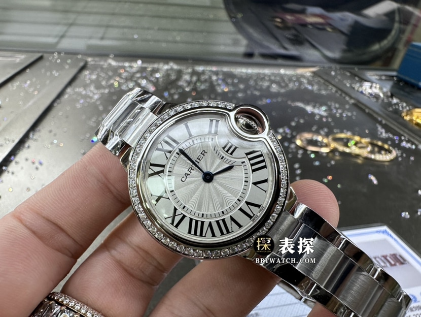 卡地亚蓝气球真金真钻定制超A高仿手表女士白盘镶钻钢带款正面实拍图