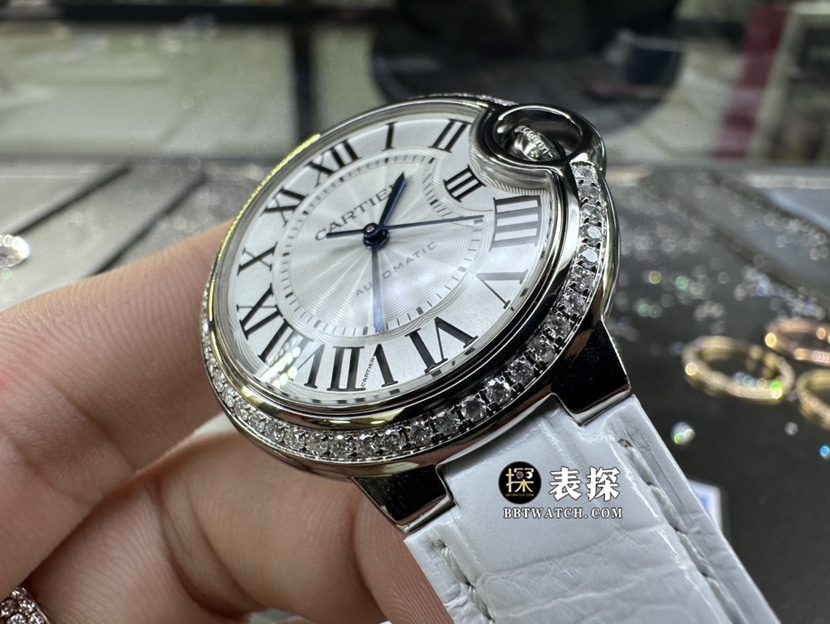 卡地亚蓝气球真金真钻定制顶级复刻手表女士银白盘镶钻皮带款侧面实拍图