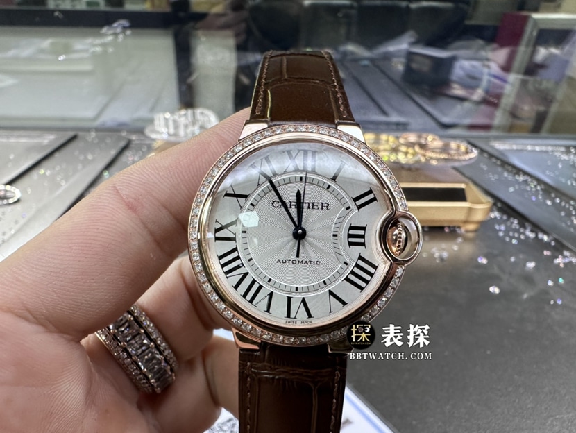 卡地亚蓝气球真金真钻定制一比一超A高仿手表女士银盘镶钻皮带款正面实拍图
