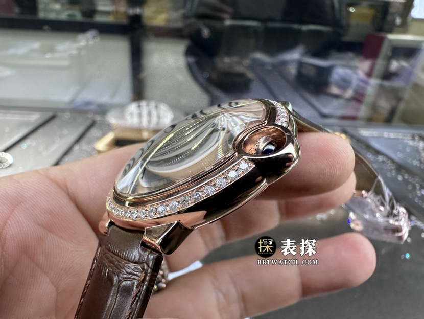 卡地亚蓝气球真金真钻定制一比一超A高仿手表女士银盘镶钻皮带款侧面实拍图