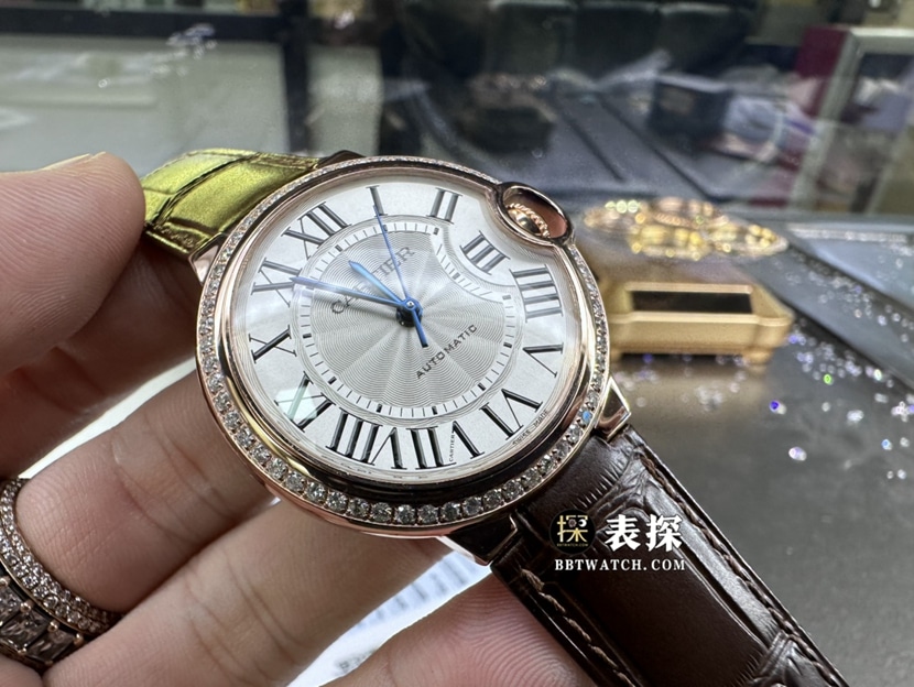 卡地亚蓝气球真金真钻定制一比一超A高仿手表女士银盘镶钻皮带款正面实拍图
