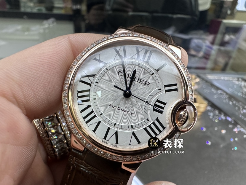 卡地亚蓝气球真金真钻定制一比一超A高仿手表女士银盘镶钻皮带款正面实拍图