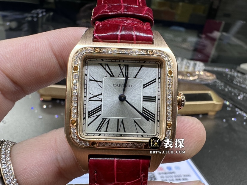 卡地亚山度士真金真钻定制一比一超A精仿手表女士银灰盘镶钻皮带款正面实拍图