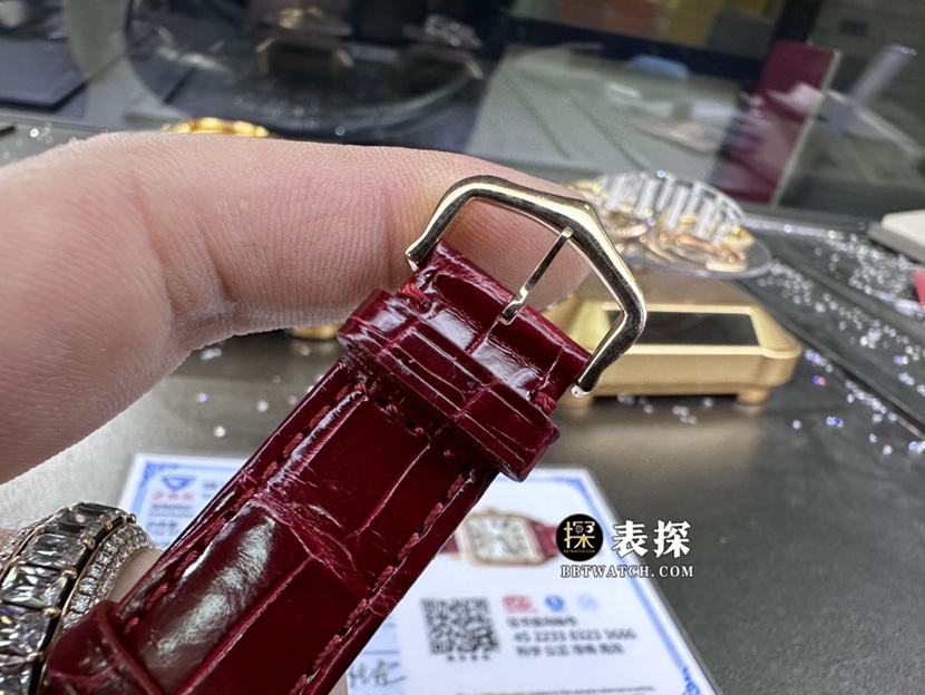 卡地亚山度士真金真钻定制一比一超A精仿手表女士银灰盘镶钻皮带款表扣实拍图