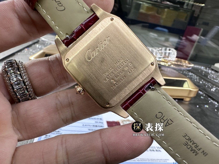 卡地亚山度士真金真钻定制一比一超A精仿手表女士银灰盘镶钻皮带款背面实拍图