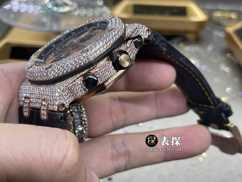 爱彼皇家橡树离岸型真金真钻定制一比一顶级复刻手表男士玫瑰金盘镶钻皮带款侧面实拍图