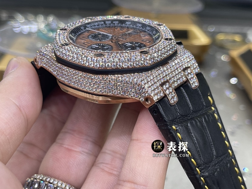 爱彼皇家橡树离岸型真金真钻定制一比一顶级复刻手表男士玫瑰金盘镶钻皮带款侧面实拍图
