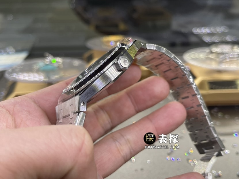 爱彼皇家橡树真金真钻定制顶级一比一精仿手表男士蓝盘镶钻钢带款侧面实拍图