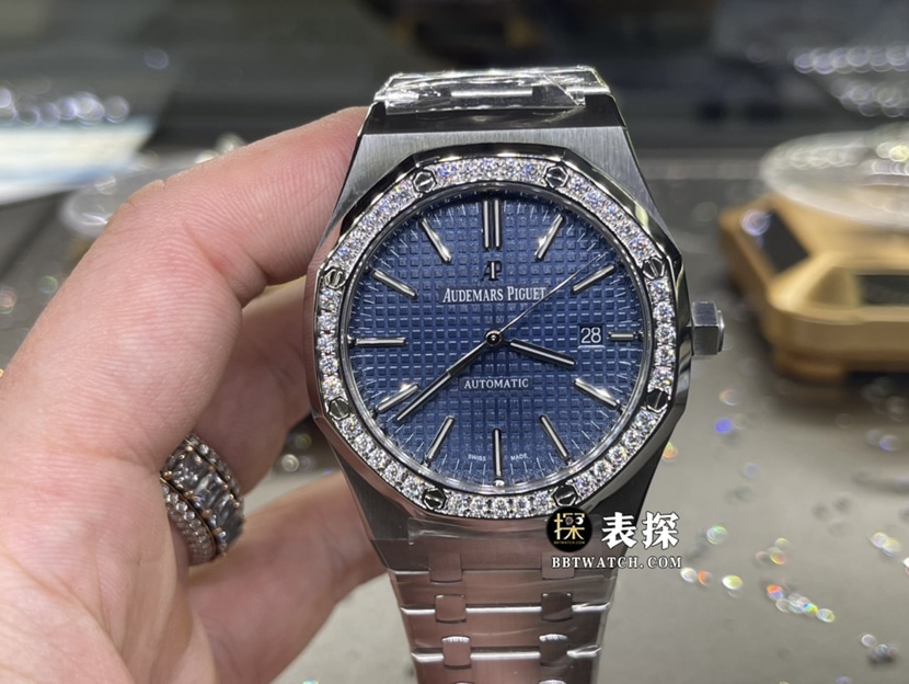 爱彼皇家橡树真金真钻定制顶级一比一精仿手表男士蓝盘镶钻钢带款正面实拍图