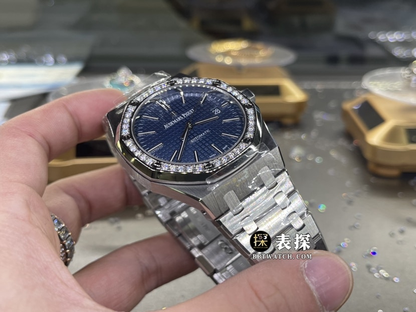爱彼皇家橡树真金真钻定制顶级一比一精仿手表男士蓝盘镶钻钢带款侧面实拍图