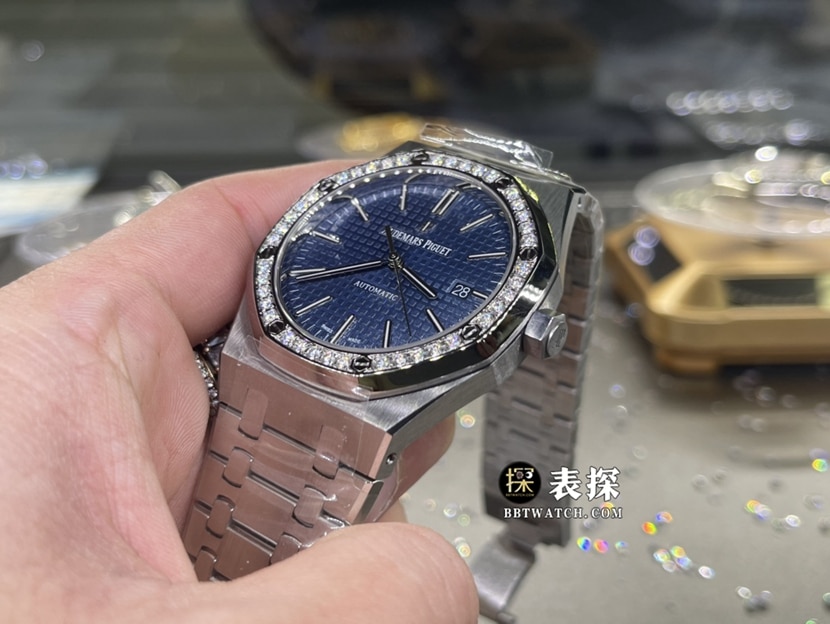 爱彼皇家橡树真金真钻定制顶级一比一精仿手表男士蓝盘镶钻钢带款侧面实拍图