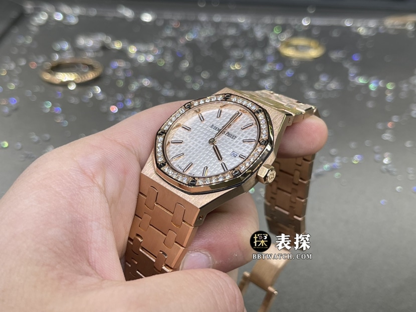 爱彼皇家橡树真金真钻定制顶级一比一高仿手表女士银白盘镶钻玫瑰金钢带款侧面实拍图
