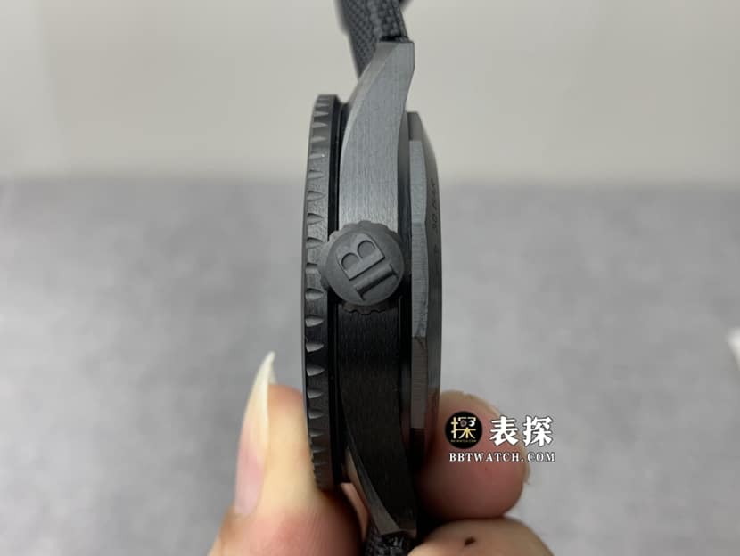 GF厂宝珀五十噚5000顶级复刻手表男士黑盘皮带款图片及价格侧面实拍图