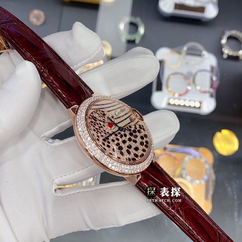 卡地亚蓝气球真金真钻定制顶级一比一高仿手表男士豹子面玫瑰金镶钻皮带款侧面实拍图