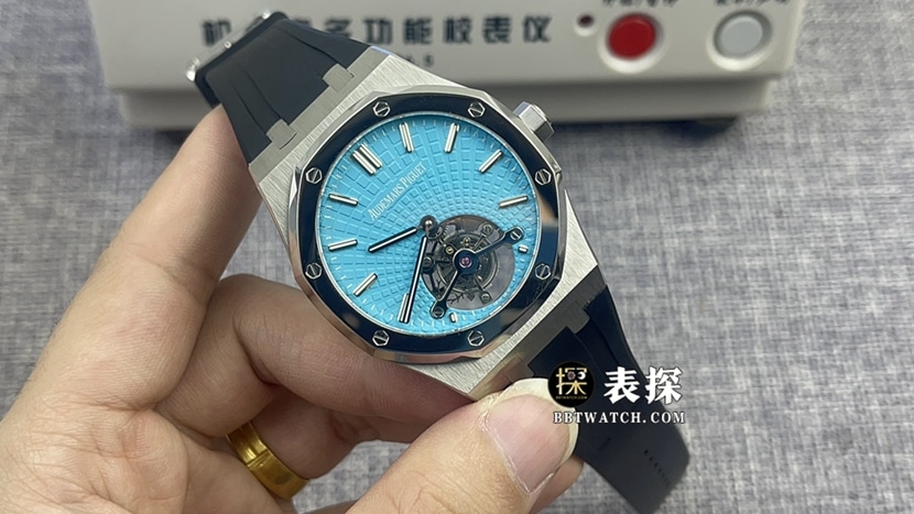 R8厂爱彼皇家橡树一比一超A精仿手表男士蒂芙尼蓝盘陀飞轮橡胶款图片及价格正面实拍图