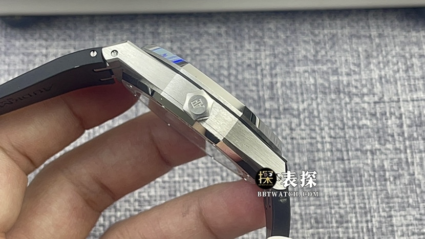 R8厂爱彼皇家橡树一比一超A精仿手表男士蒂芙尼蓝盘陀飞轮橡胶款图片及价格侧面实拍图
