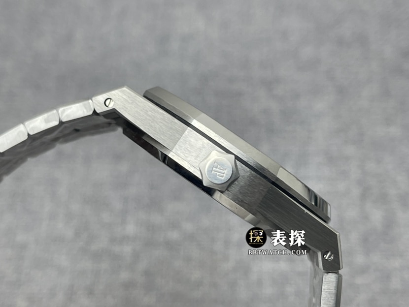R8厂爱彼皇家橡树一比一顶级复刻手表男士烟熏蓝盘渐变蓝宝石钢带款图片及价格侧面实拍图