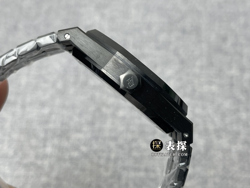 R8厂爱彼皇家橡树26522CE.OO.1225CE.01顶级一比一高仿手表男士黑盘陀飞轮图片及价格侧面实拍图