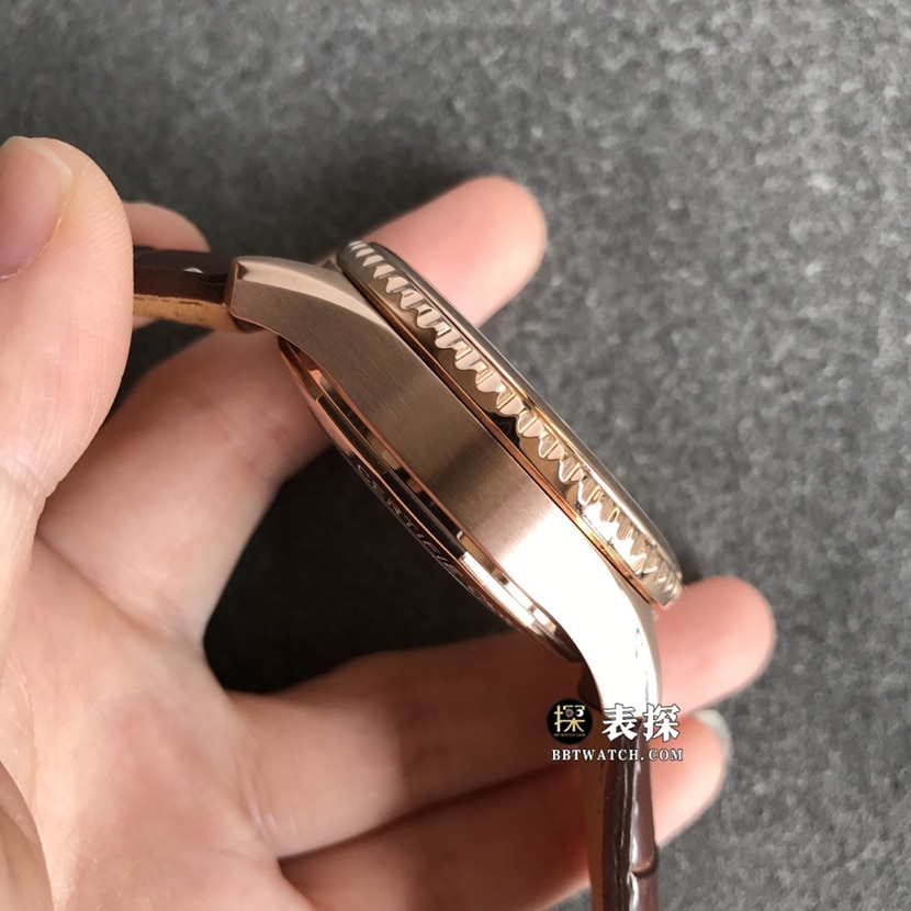 BL厂百年灵传奇航空超A高仿手表男士棕色熊猫盘皮带款图片及价格侧面实拍图