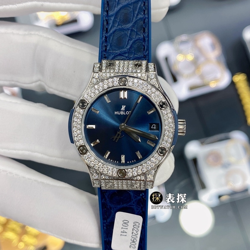 宇舶表经典融合真金真钻定制一比一顶级复刻手表女士蓝盘镶钻皮带款正面实拍图