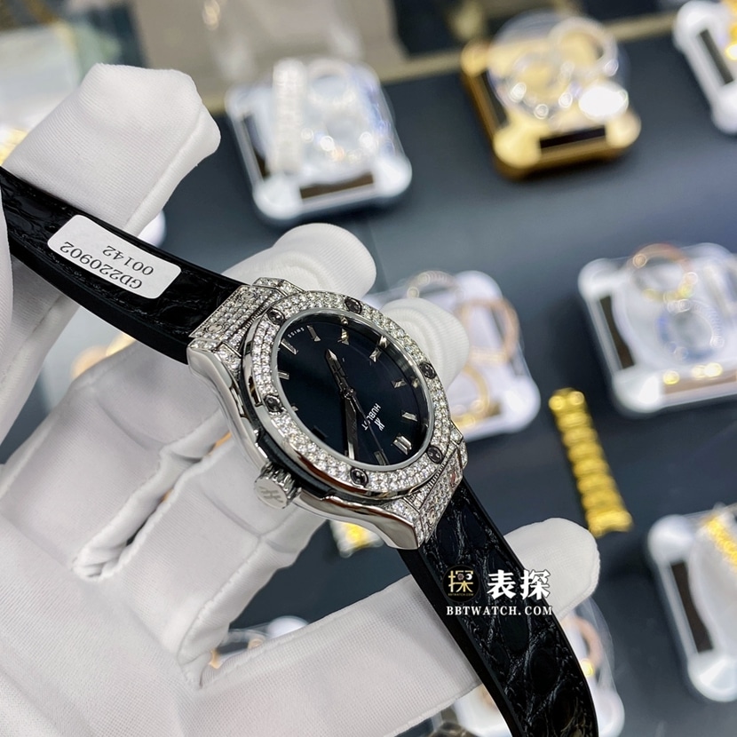 宇舶表经典融合真金真钻定制顶级一比一高仿手表女士黑色哑光盘镶钻皮带款侧面实拍图