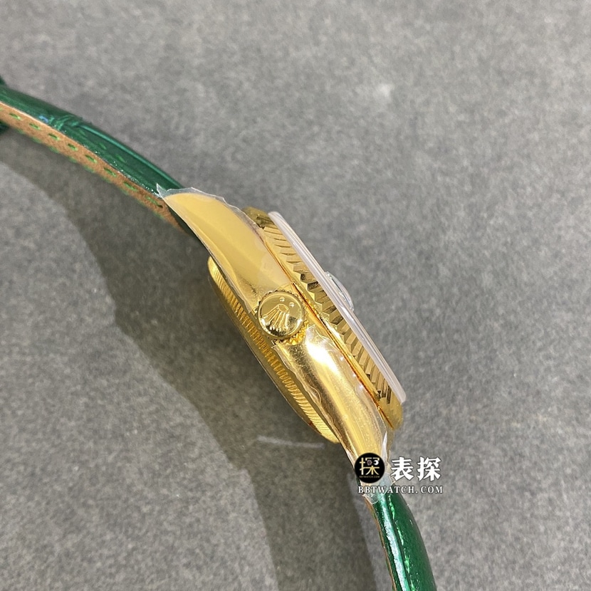 劳力士星期日历型真金真钻定制顶级一比一高仿手表男士绿盘皮带款侧面实拍图