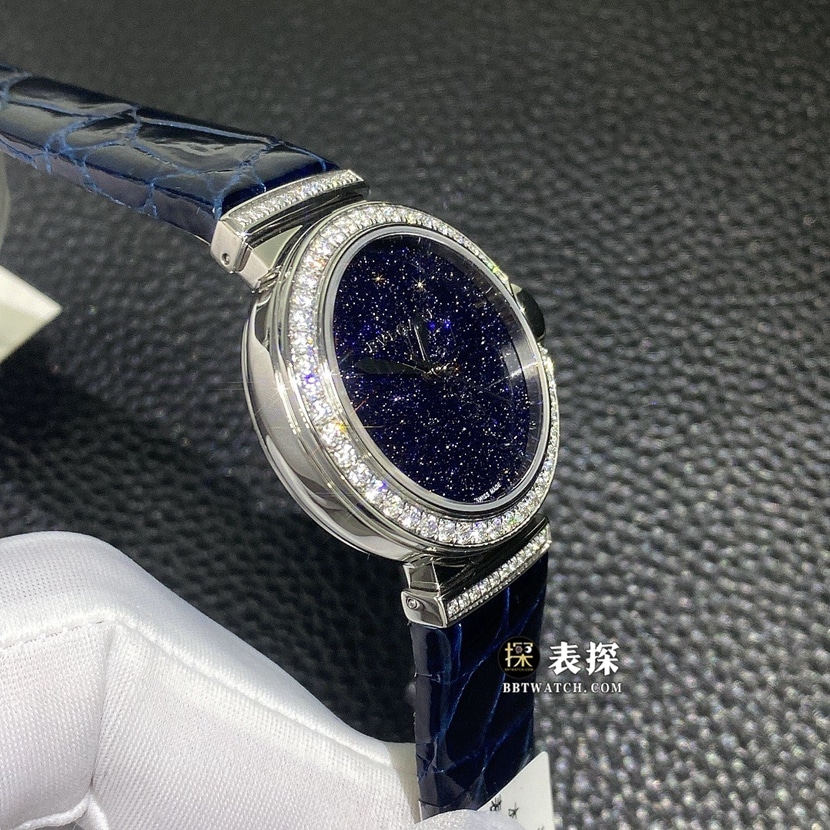 宝格丽真金真钻定制一比一顶级复刻手表女士蓝色砂金石盘镶钻皮带款侧面实拍图