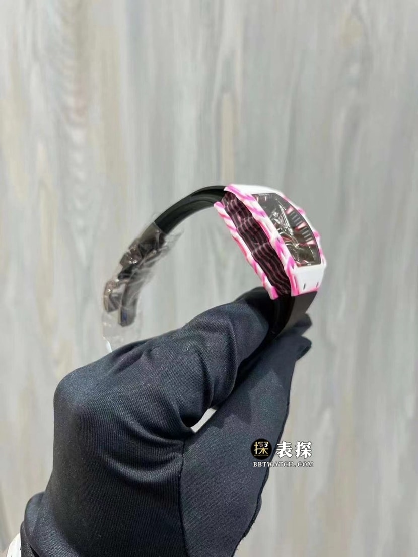 理查米尔真金真钻定制一比一超A精仿手表男士镂空盘陀飞轮橡胶款侧面实拍图