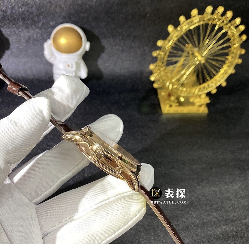 积家大师真金真钻定制顶级一比一高仿手表男士蛋壳黄盘万年历皮带款侧面实拍图