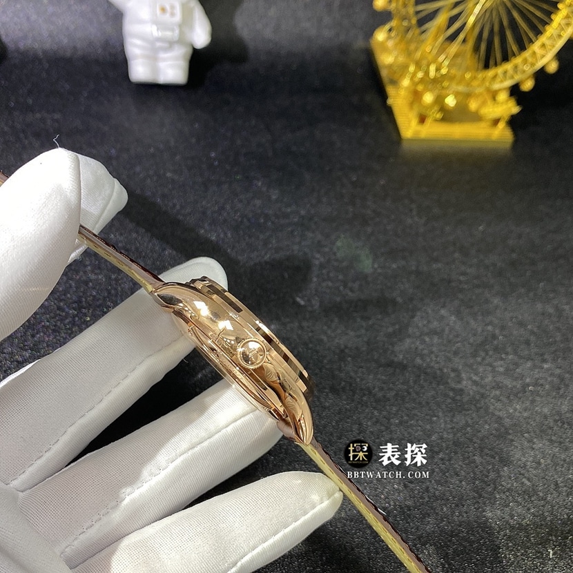 积家大师真金真钻定制顶级一比一高仿手表男士蛋壳黄盘万年历皮带款侧面实拍图