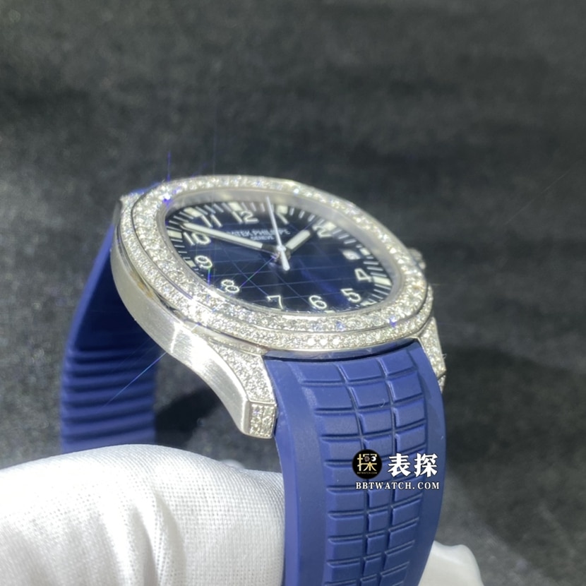 百达翡丽真金真钻定制顶级复刻手表蓝色浮雕盘镶钻橡胶款侧面实拍图