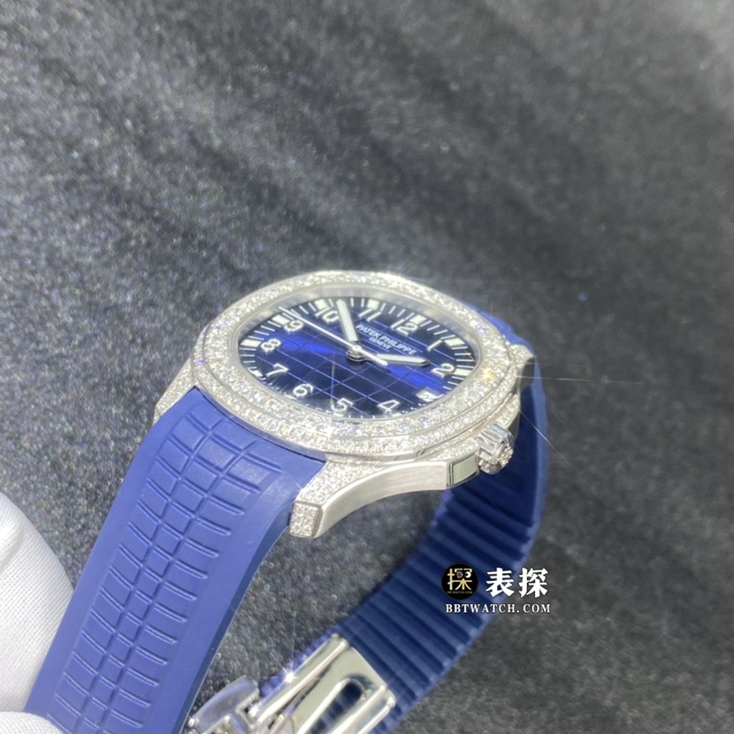 百达翡丽真金真钻定制顶级复刻手表蓝色浮雕盘镶钻橡胶款侧面实拍图