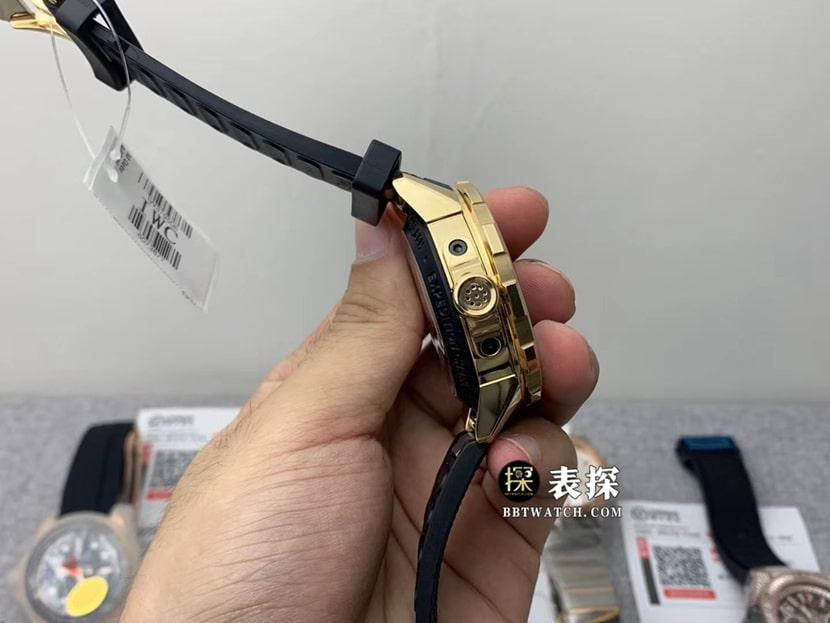 V6厂万国表男士海洋时计IW379503黑色熊猫盘橡胶款图片及价格侧面实拍图