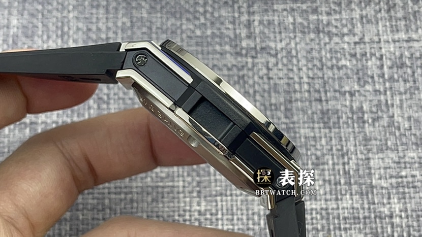 ZF厂宇舶表男士一比一超A高仿手表哑光黑色镂空式盘橡胶款图片及价格侧面实拍图