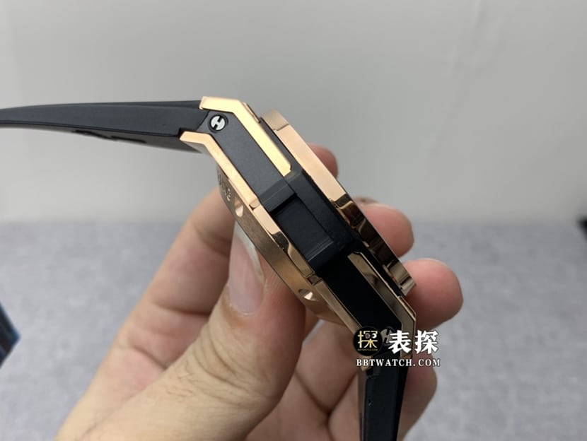 BIG BANG宇舶1:1复刻手表哑光黑色镂空盘镶钻橡胶款421.OX.1180.RX.0904侧面图