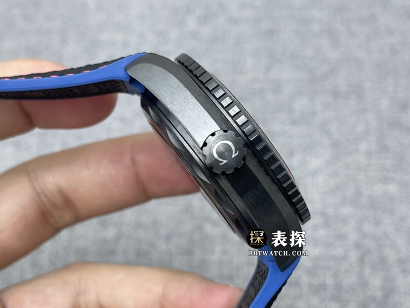 VS厂欧米茄海马顶级一比一高仿手表男士黑盘深海之黑橡胶款图片及价格侧面实拍图