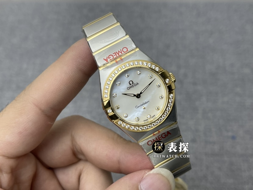 3S厂欧米茄星座一比一顶级复刻手表女士白色珍珠母贝盘黄金镶钻钢带款图片及价格正面实拍图