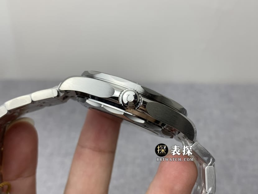 OR厂欧米茄海马顶级复刻手表男士黑盘激光雕刻枪管纹路钢带款图片及价格侧面实拍图