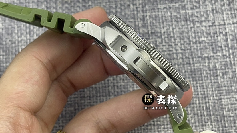 VS厂沛纳海潜行PAM01226超A高仿手表男士白盘橡胶款图片及价格侧面实拍图