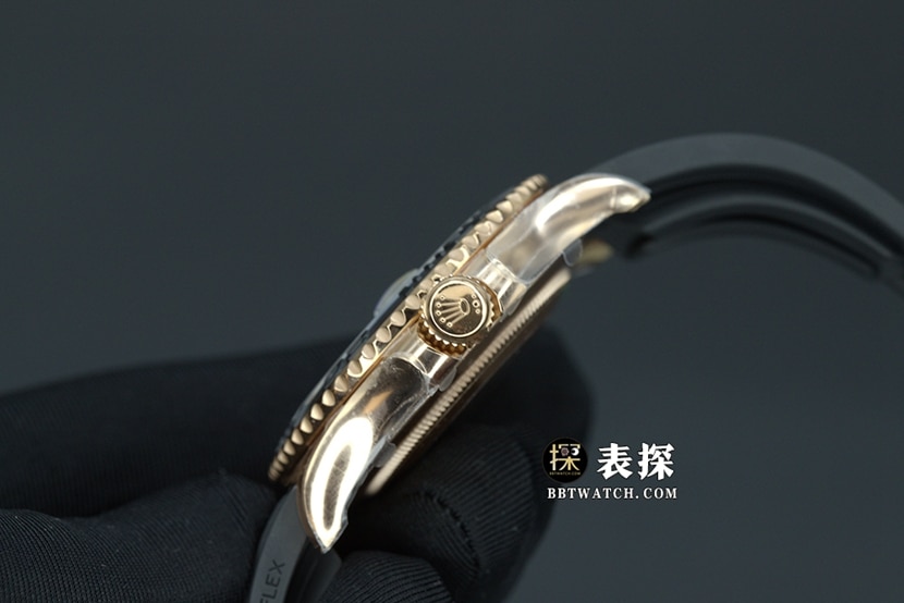 C游艇名仕型劳力士1:1复刻手表夜光黑盘橡胶款M226658-0001侧面实拍图