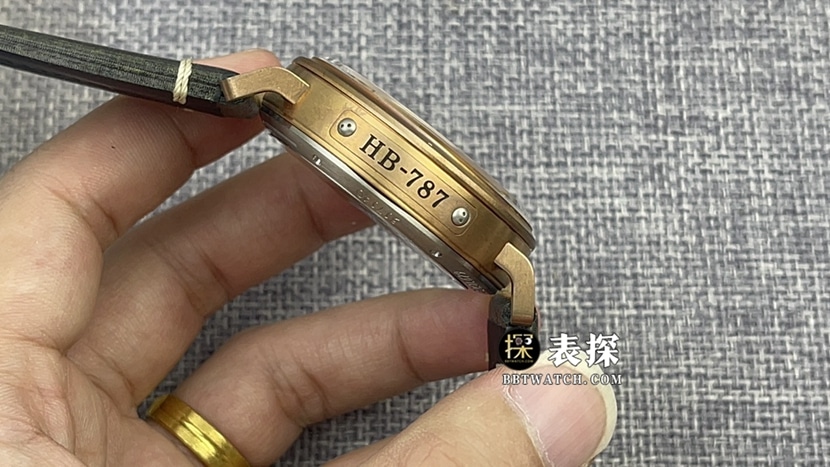 XF飞行员真力时1:1复刻手表卡其绿粒纹盘皮带款29.2430.679/63.I001侧面图
