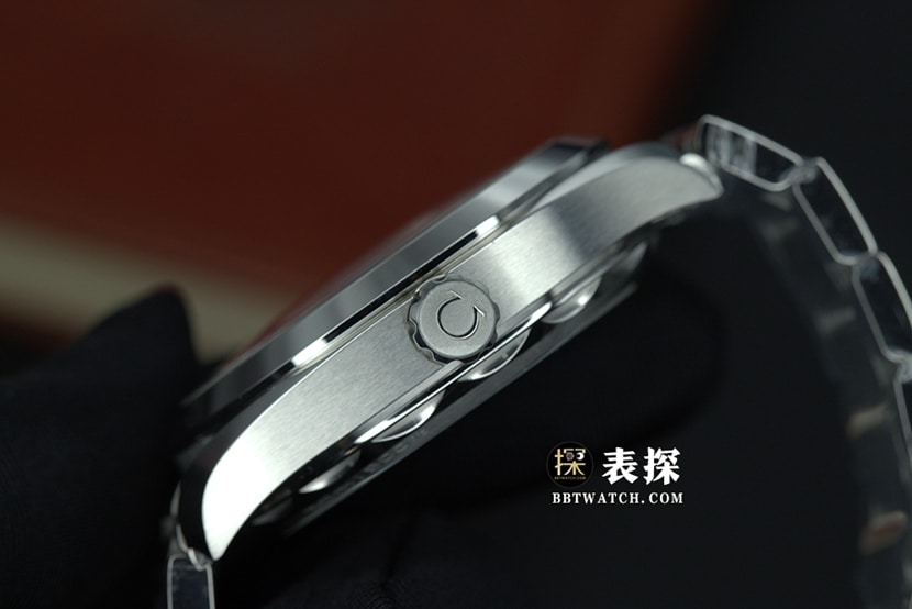 VS海马欧米茄1:1复刻手表蓝盘钢带款220.10.41.21.03.002侧面实拍图