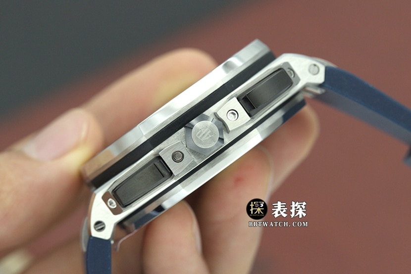 APF离岸型爱彼1:1复刻手表蓝盘橡胶款26420TI.OO.A027CA.01侧面图
